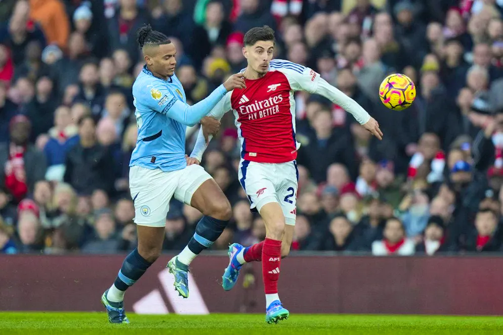 Manuel Akanji (left) in a running duel with Arsenal attacker Kai Havertz.