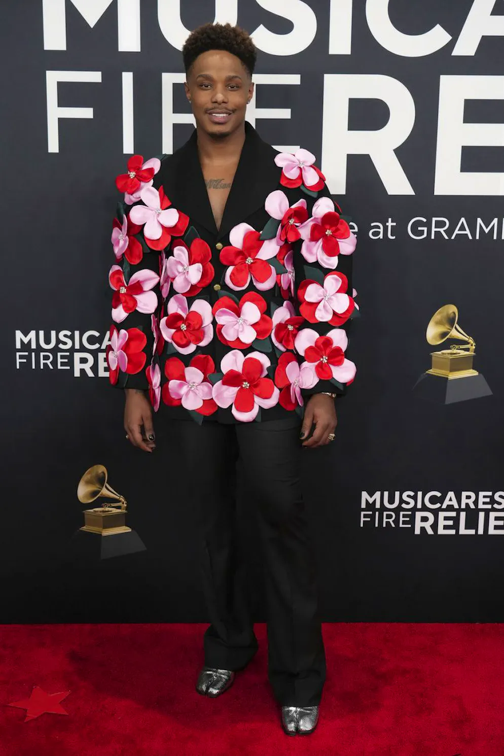 Grammy Awards 2025 – Red Carpet. Avery Wilson wagt es als Mann immer wieder, modisch für Gesprächsstoff zu sorgen. Dieses Mal kommt man nicht an seiner dreidimensionalen Blütenpracht vorbei.