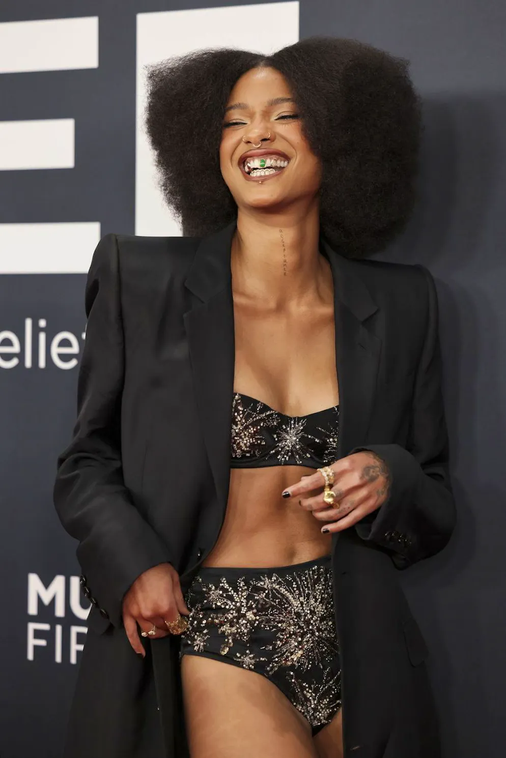 Grammy Awards 2025 – Red Carpet. Ob die Metallic-Dessous oder doch die steinbesetzten Zähne von Willow Smith der wahre Hingucker waren? 