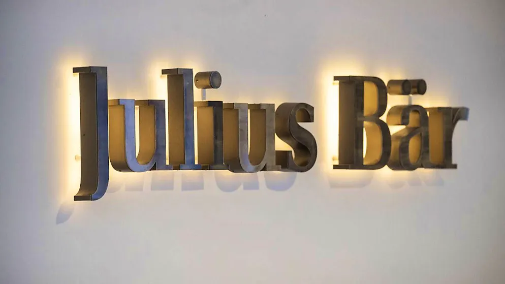 Julius Baer has posted a significantly higher profit again in 2024 after write-downs due to the Signa crisis in the previous year. Meanwhile, the wealth manager is tightening its austerity measures and cutting jobs.(archive image)