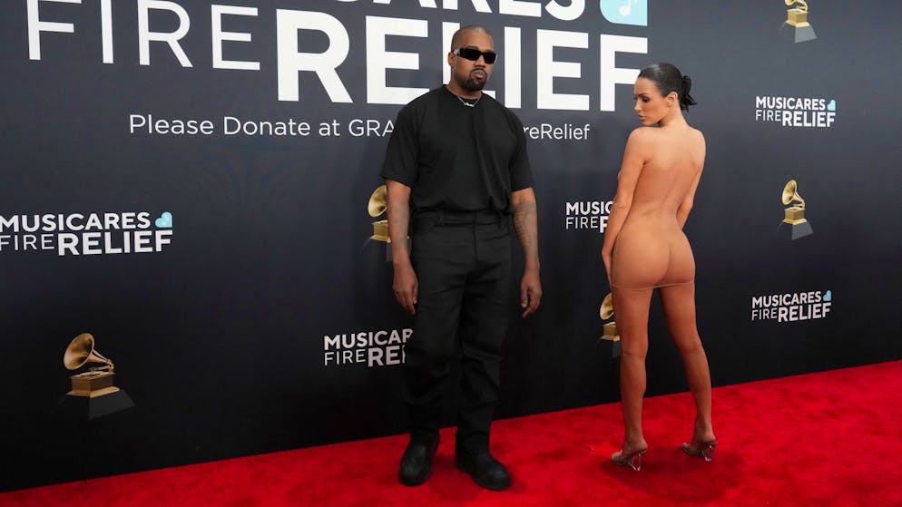 Partner of Kanye West. Bianca Censori almost naked at the Grammy Awards
