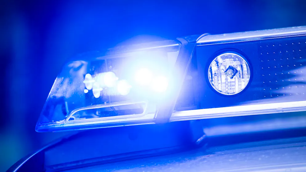 ARCHIV - Ein Blaulicht leuchtet an einer Polizeistreife. Foto: Lino Mirgeler/dpa