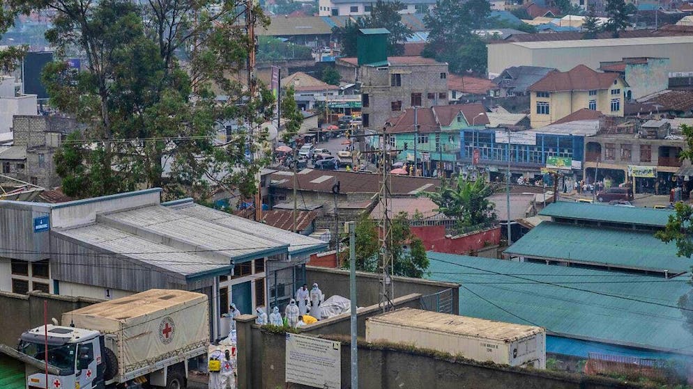 Red Cross workers place the bodies of victims of fighting between Congolese government troops and M23 rebels in a truck in Goma, Democratic Republic of Congo. The UN health organization speaks of 900 dead in the fighting. Photo: Moses Sawasawa/AP/dpa