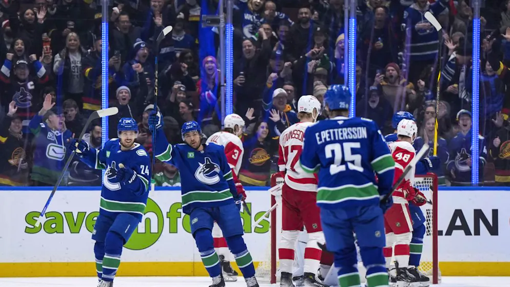 Pius Suter (links mit der Nummer 24) jubelt: Er hat  den Schluss von  Elias Pettersson (Nummer 25) entscheidend abgelenkt.