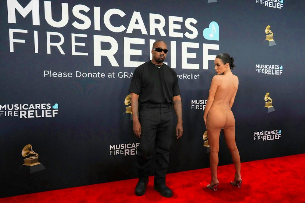 Bianca Censori and her looks. Kanye West and Bianca Censori on the red carpet of the Grammys 2025.