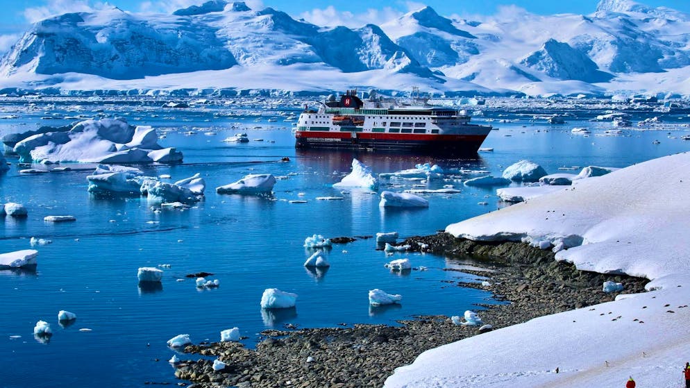 Influencers in the eternal ice: is Antarctica becoming a mass destination? - Gallery. Sailing the icy waters of Antarctica on a ship is a dream for many.