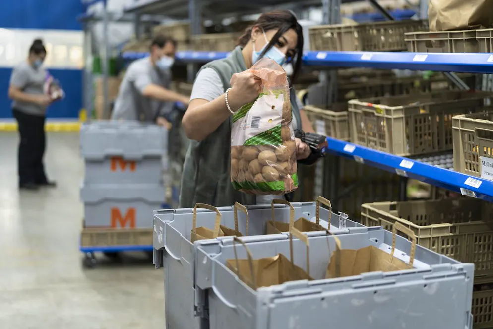 Migros-Online-Mitarbeitende im Lager-, Logistik- und Distributionszentrum in Pratteln BL.
