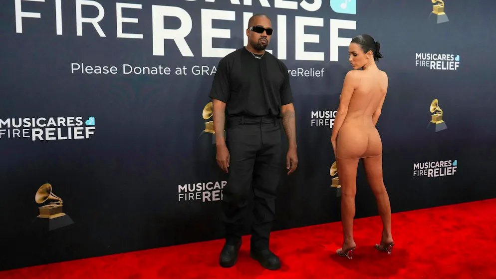 Ecco le foto. Bianca Censori fa scandalo ai Grammy: la moglie di Kanye è praticamente nuda