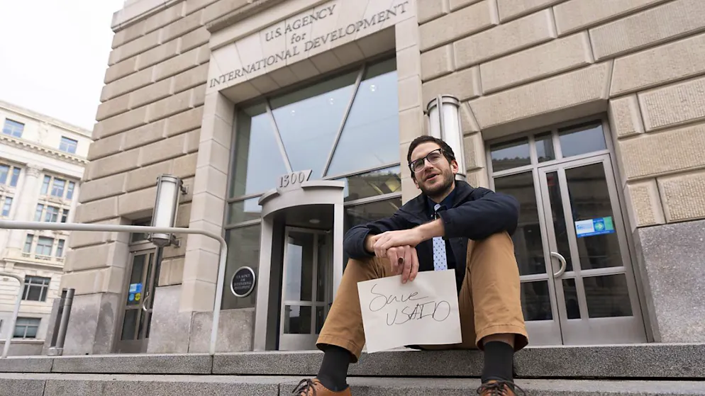 Un dipendente di Usaid davanti alla sede di Washington.