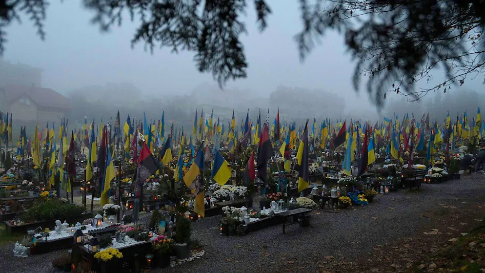 ARCHIV - Gräber ukrainischer Soldaten, die seit dem Beginn der russischen Invasion gefallen sind, sind auf dem Lytschakiw-Friedhof zu sehen. Foto: Mykola Tys/AP/dpa