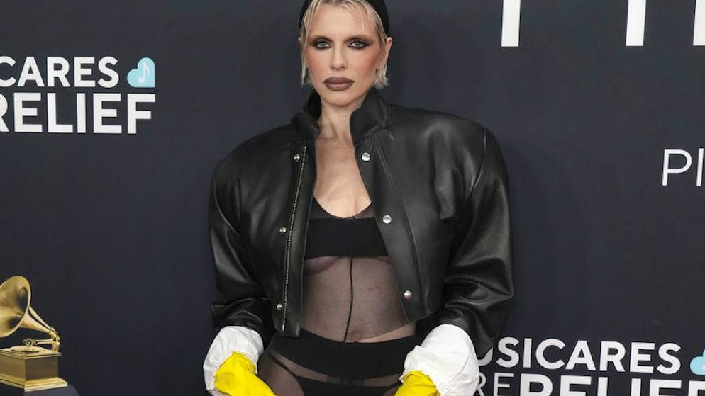 Roter Teppich der Grammy Awards. Mut zur Haut – und zu Gummihandschuhen