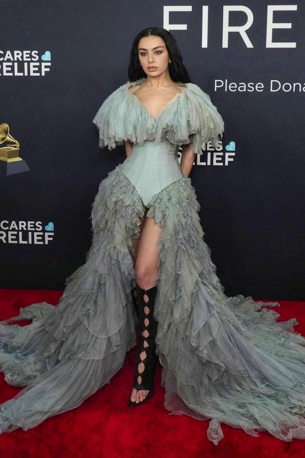 Grammy Awards 2025 - Red Carpet. Is Charli XCX's fashionable "brat green" era now sealed? Uncertain. One thing is certain, Charli XCX has hit the bull's eye with her gray flouncy Jean-Paul Gaultier gown with corsage element. Because in 2025, fashion will be all about muted tones.