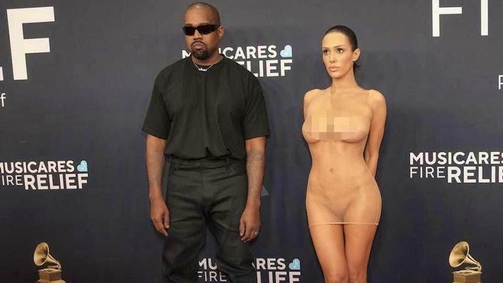 La compagne de Kanye West presque nue à la cérémonie des Grammy Awards - Gallery. Kanye West et Bianca Censori arrivent à la 67e cérémonie des Grammy Awards.