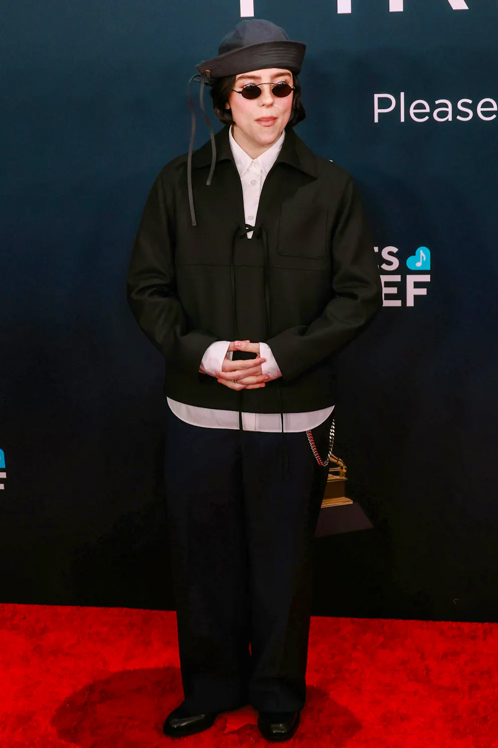 Grammy Awards 2025 - Tapis rouge. Billie Eilish crée un style d'inspiration marine et montre qu'un chapeau de plage fonctionne aussi sur le tapis rouge.