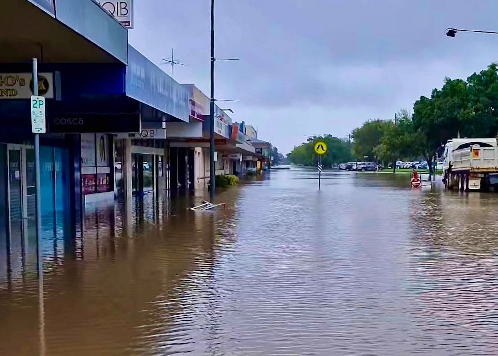 Dans une image fournie, les eaux de crue inondent la rue principale d'Ingham dans le Queensland, le 2 février 2025. Le nord du pays, détrempé par les pluies, sera touché par de fortes précipitations pendant les jours à venir, alors que des milliers de personnes sont privées d'électricité et que la situation d'urgence liée aux inondations s'aggrave.