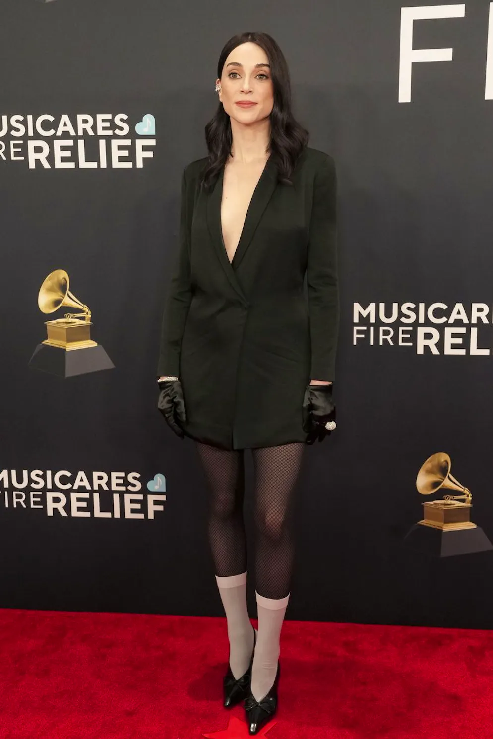 Grammy Awards 2025 – Red Carpet. St. Vincent setzt auf Armani: Während sie oben Haut zeigt, trägt sie unten sogar zwei Lagen. Das bringt eine besondere Dynamik in den Look.