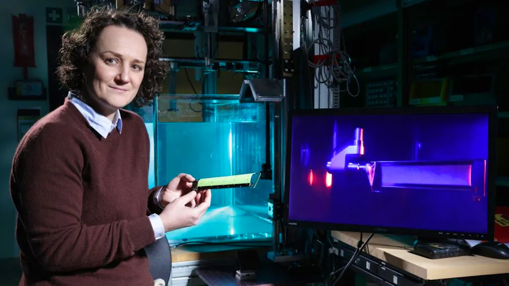 Die EPFL-Forscherin Karen Mulleners posiert mit dem neuartigen Fledermausflügel.