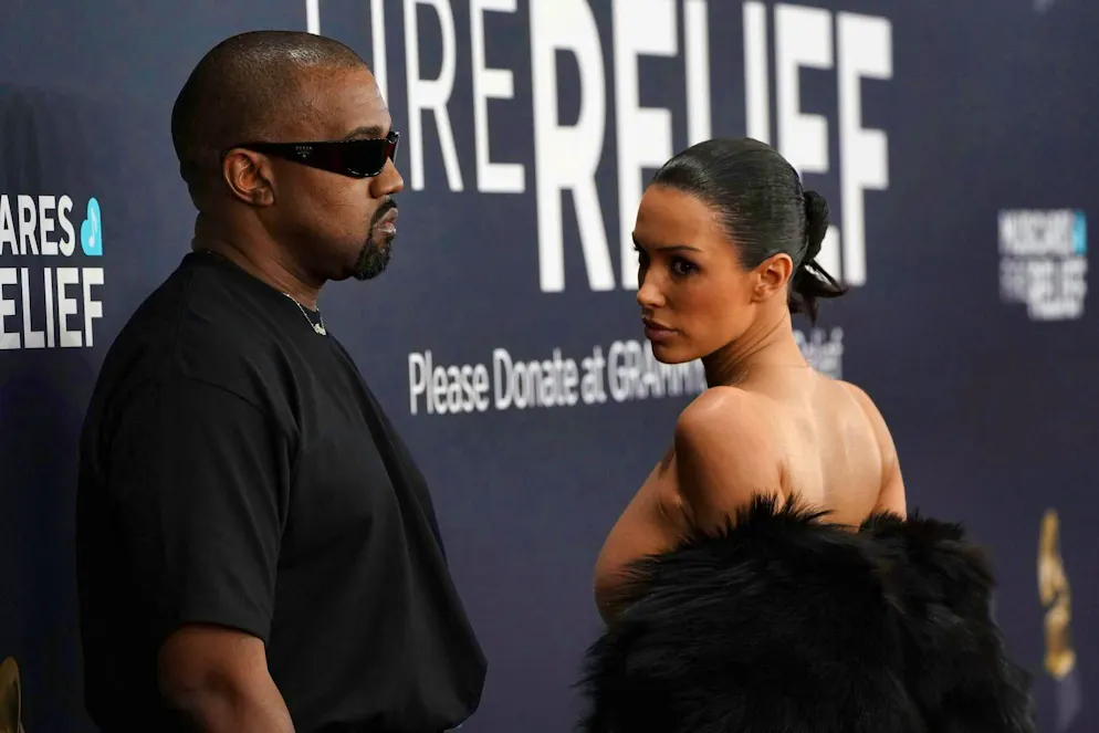 Kanye West e Bianca Censori arrivano alla 67ª edizione dei Grammy Awards (foto d'archivio).