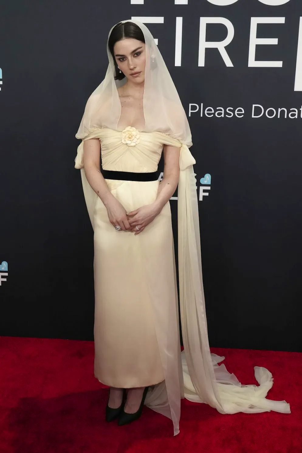 Grammy Awards 2025 – Red Carpet. Gracie Abrams trug ein cleanes von Hochzeit inspiriertes Kleid von Chanel und gehört ganz sicher zu den best dressed des Abends.