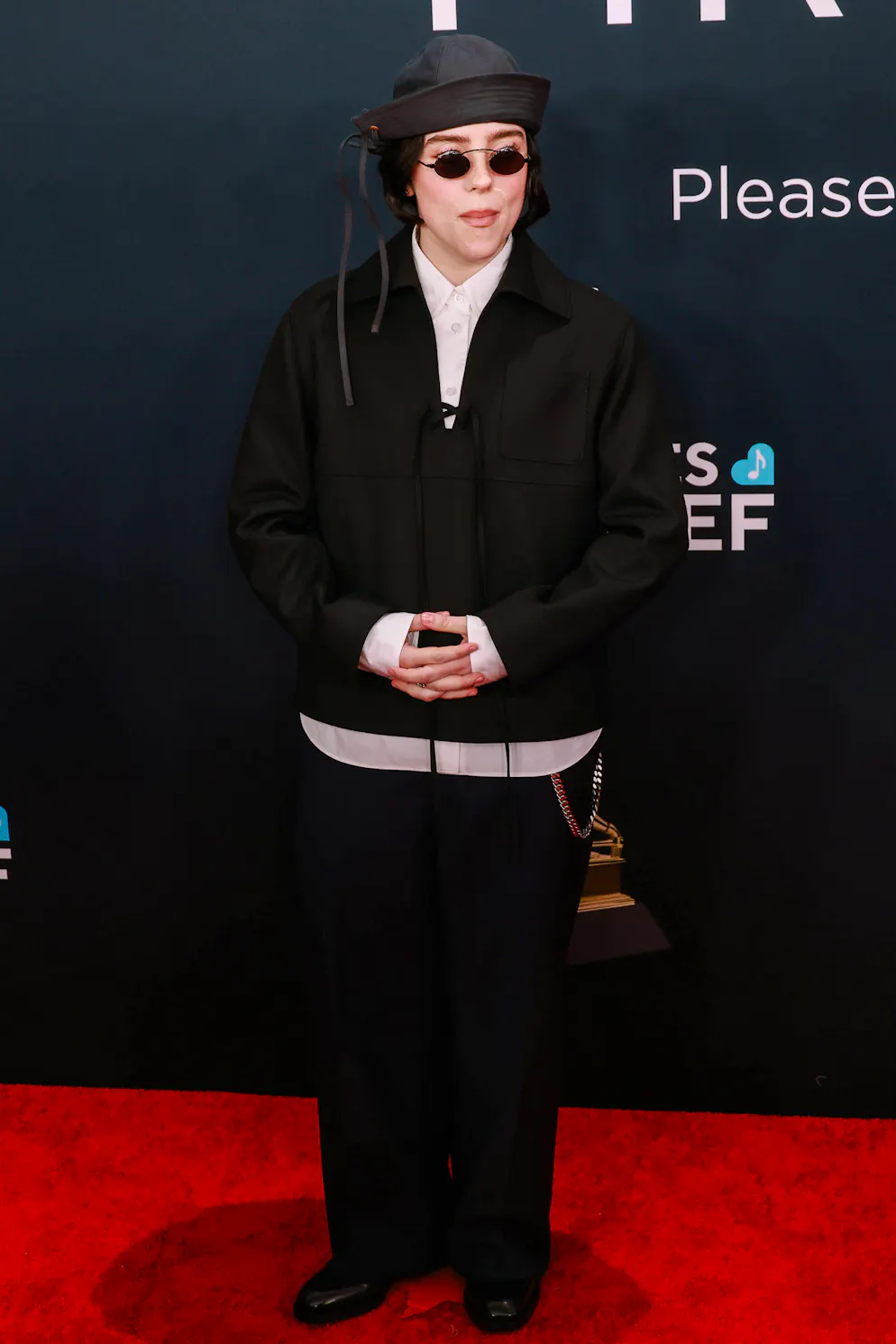 Grammy Awards 2025 – Red Carpet. Billie Eilish sorgt für einen Matrosen-inspirierten Moment und zeigt, dass eben auch ein Sonnenhütchen auf dem Red Carpet funktioniert. 