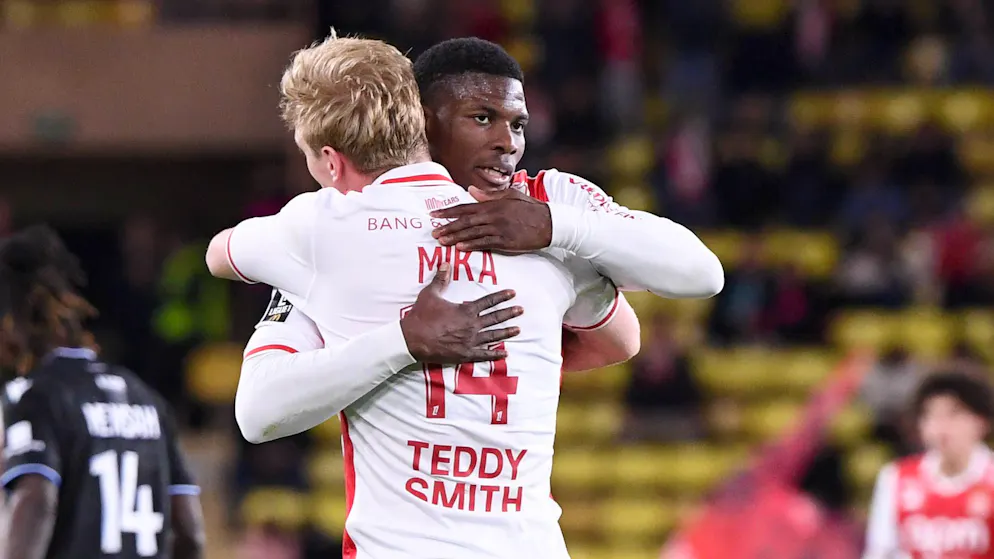 Doppelter-Assistgeber Embolo und Hattrick-Schütze Mika herzen sich.