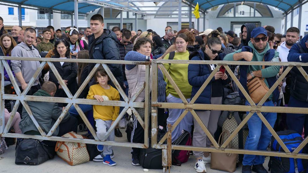 «Torna l'incubo del 1956». I residenti della paradisiaca Santorini sono in fuga, ecco cosa sta succedendo