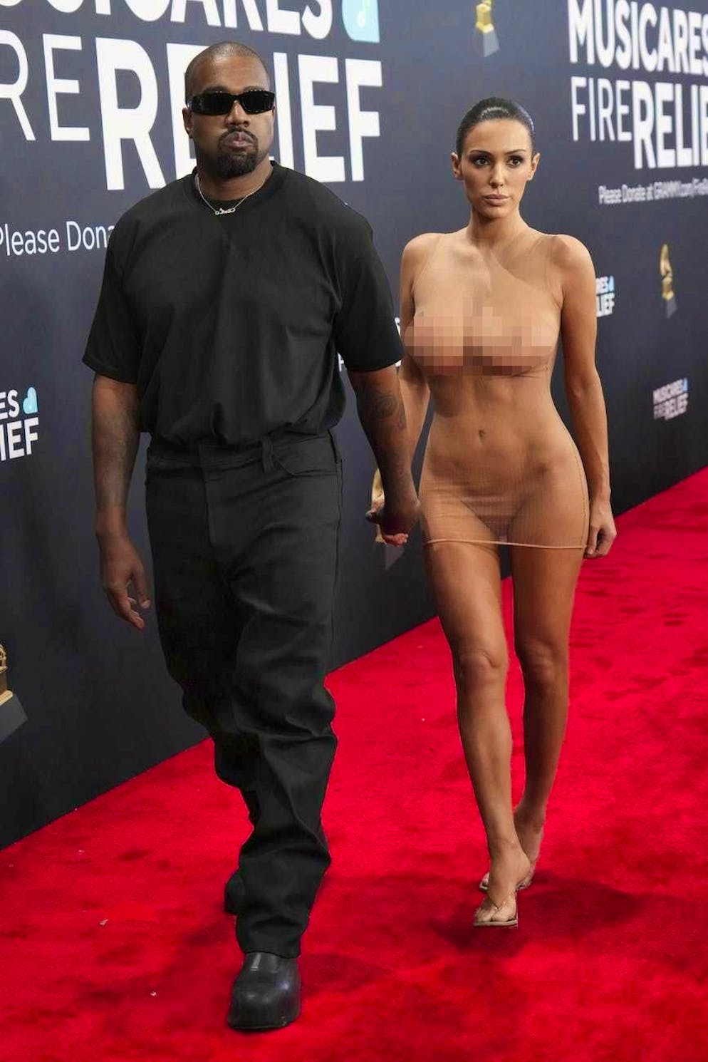 La compagne de Kanye West presque nue à la cérémonie des Grammy Awards - Gallery. Apparition remarquée lors des Grammys à Los Angeles le 2 février 2025 : Bianca Censori (à droite) avec son mari Kanye West.