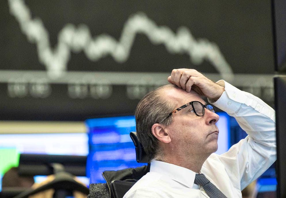 The stock market is heading downwards on Monday.