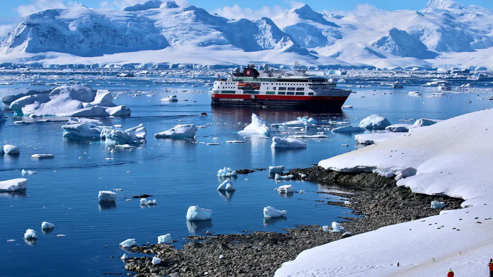 Last chance for eternal ice?. Tourist flows in the Antarctic alarm scientists