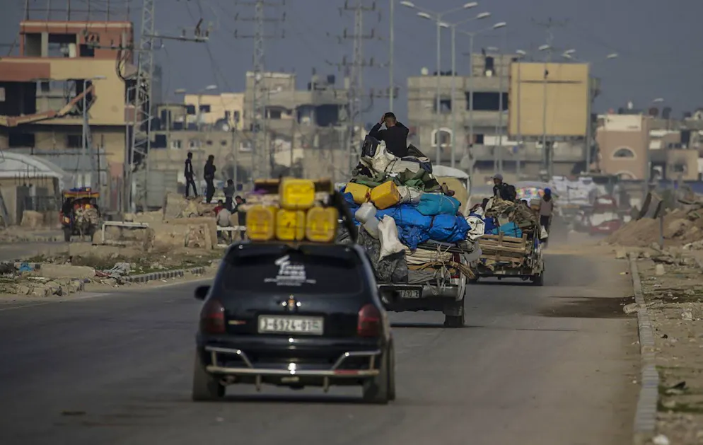 Palestinesi si fanno strada lungo la strada di Salah Al Din durante un cessate il fuoco tra Israele e Hamas, nella Striscia di Gaza meridionale.