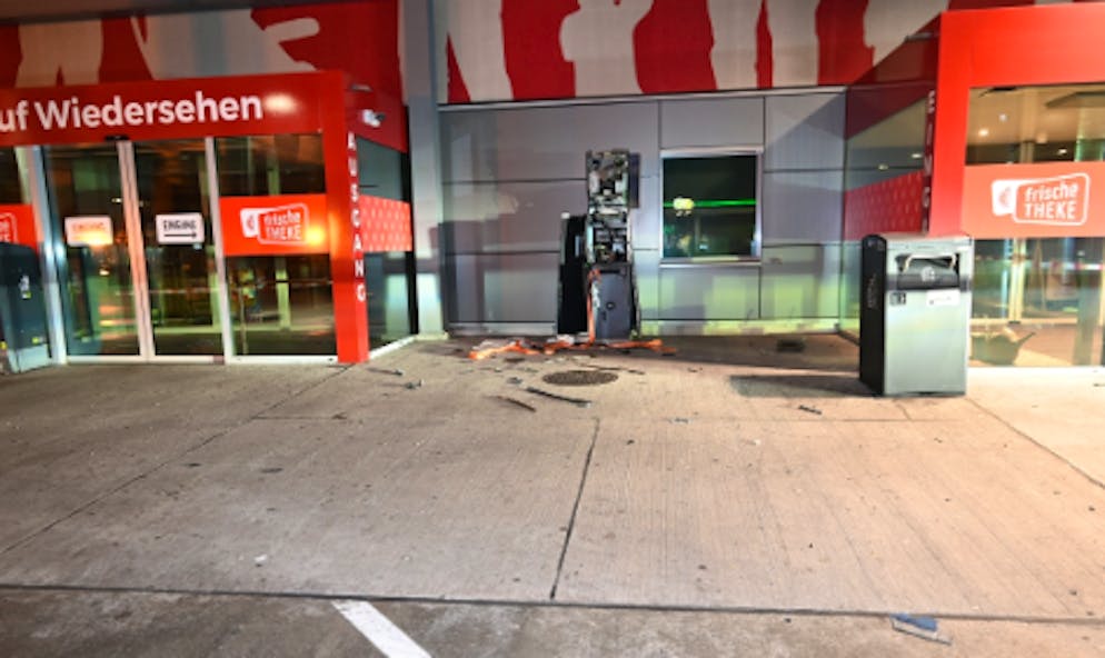 Le bancomat a été fortement endommagé par l'explosion.