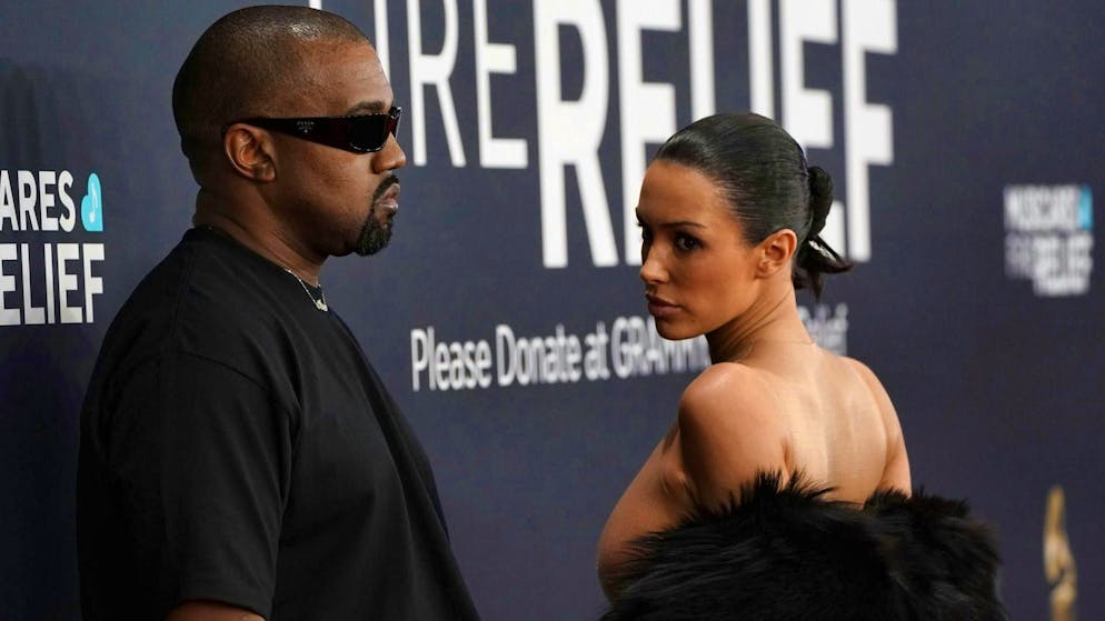 La compagne de Kanye West presque nue à la cérémonie des Grammy Awards - Gallery. Kanye West avec Bianca Censori, qui ne portait guère plus qu'un bodystocking transparent sous son manteau.