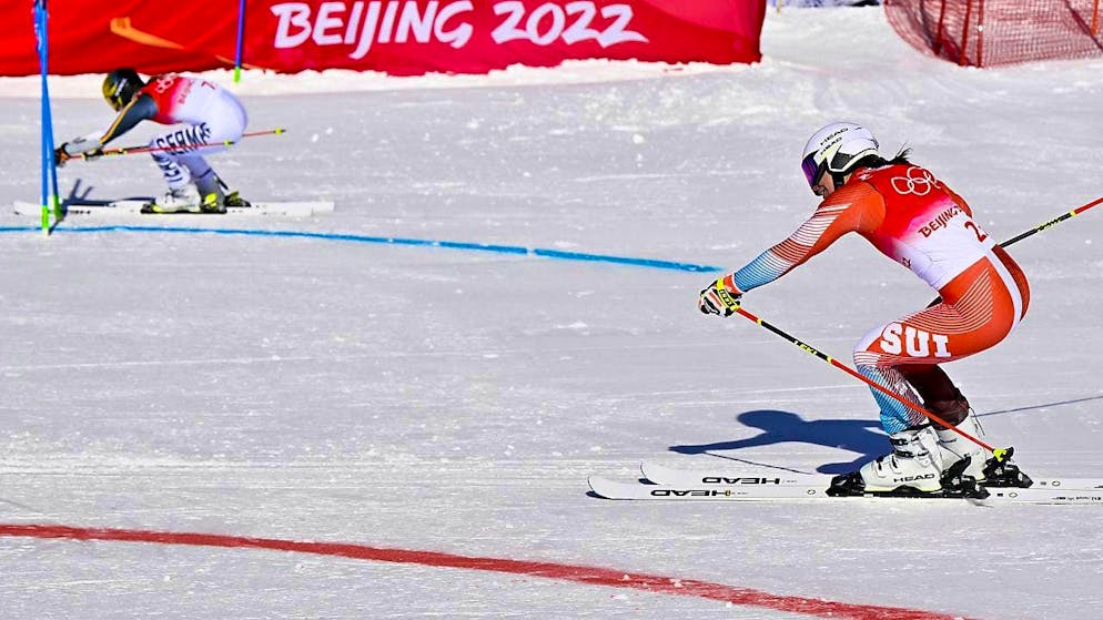 Wendy Holdener (r.) in a direct duel.