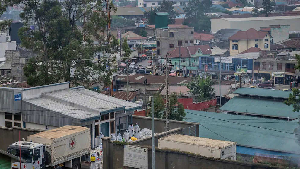 Mitarbeiter des Roten Kreuzes legen in Goma, Demokratische Republik Kongo, die Leichen von Opfern der Kämpfe zwischen den kongolesischen Regierungstruppen und den M23-Rebellen in einen Lastwagen. Die UN-Gesundheitsorganisation spricht von 900 Toten bei den Kämpfen spricht. Foto: Moses Sawasawa/AP/dpa
