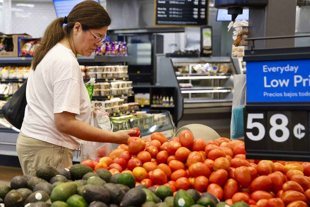 Preisanstieg befürchtet: Eine Konsumentin kauft Obst und Gemüse in einer Filiale von Walmart in Austin, Texas.