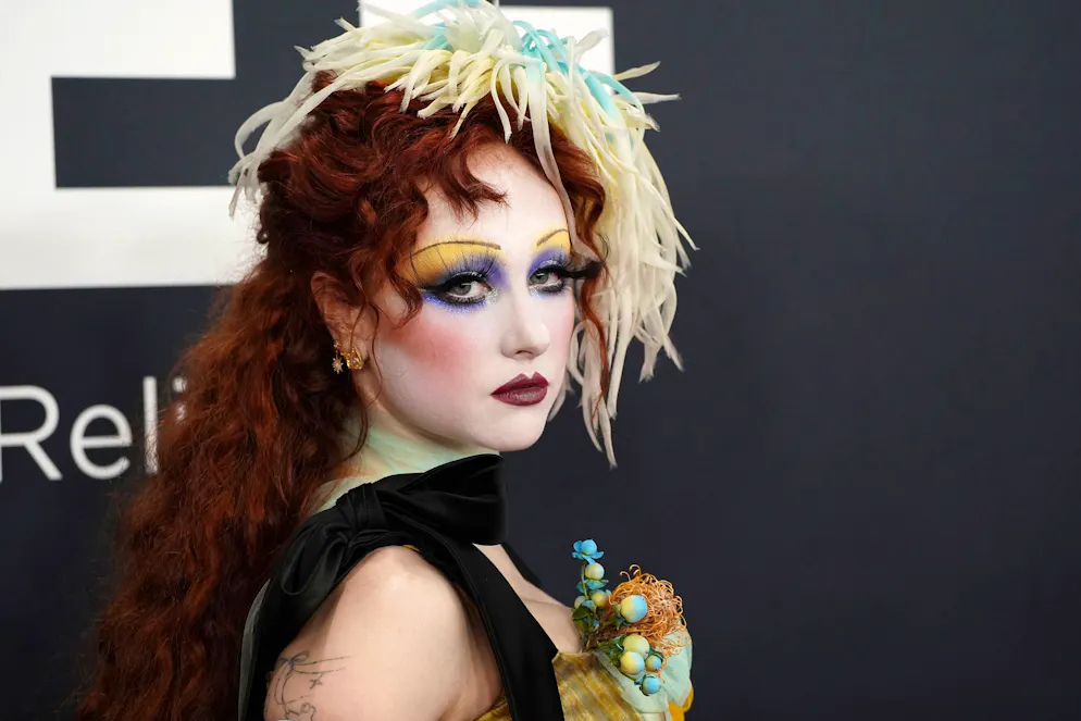 Chappell Roan an den Grammys 2025. Mit extravaganten Kostümen und auffälligem Make-up sorgt sie auf dem roten Teppich immer wieder für Aufsehen.