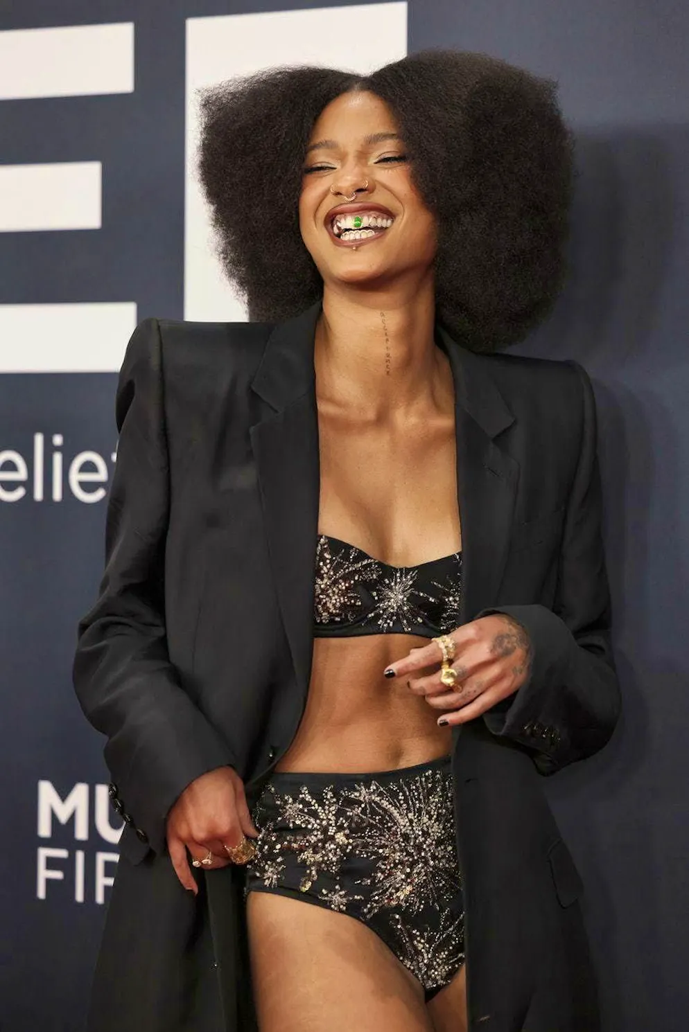 Grammy Awards 2025 - Tapis rouge. Est-ce la lingerie métallique ou les dents bling bling de Willow Smith qui ont vraiment attiré l'attention?