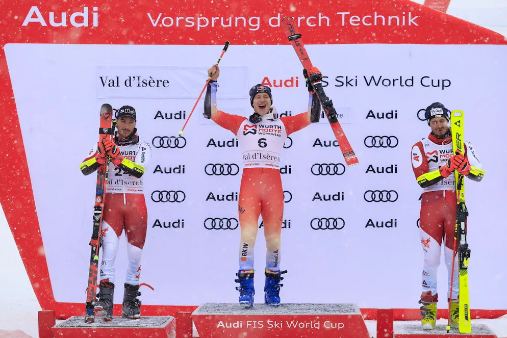 In dieser Saison ein gewohntes Bild: Egal, wie gut die Österreicher waren, ein Schweizer war meist besser. Im Bild: Marco Odermatt jubelt im Dezember beim Riesenslalom in Val-d'Isère vor Patrick Feurstein und Stefan Brennsteiner.