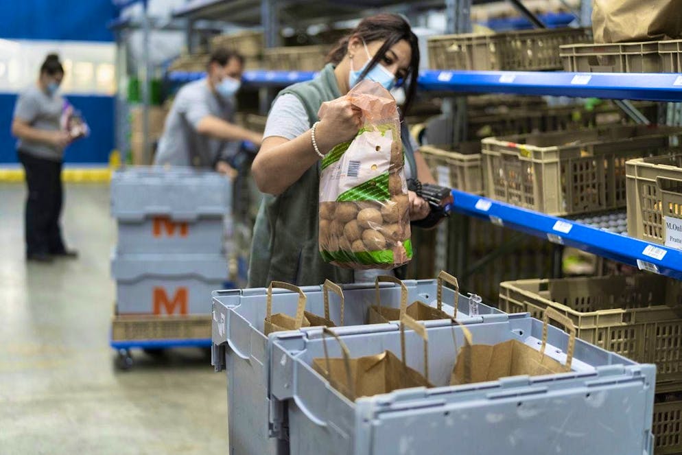 Migros Online employees at the warehouse, logistics and distribution center in Pratteln BL.