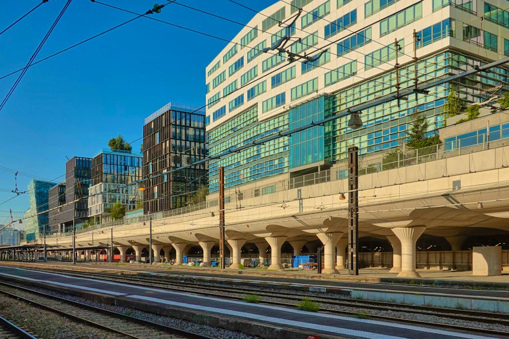 Time and again, officers at train stations are the target of attacks. Here at the Austerlitz long-distance train station in Paris.