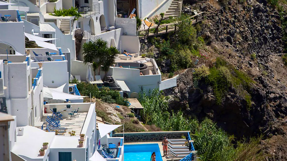 ARCHIV - Blick über Fira auf der Insel Santorin. Foto: Angelos Tzortzinis/dpa/Archivbild