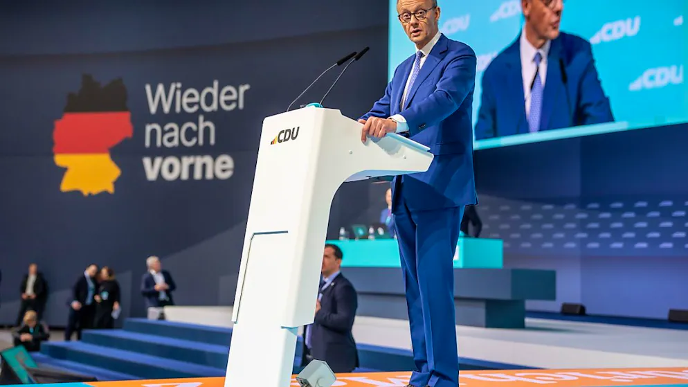 Friedrich Merz, Unions Kanzlerkandidat und CDU Bundesvorsitzender, spricht beim 37. Bundesparteitag der CDU. Die CDU will bei dem Parteitag ein "Sofortprogramm" beschließen, das direkt nach der Bundestagswahl bei einer Regierungsbildung umgesetzt werden soll. Foto: Michael Kappeler/dpa