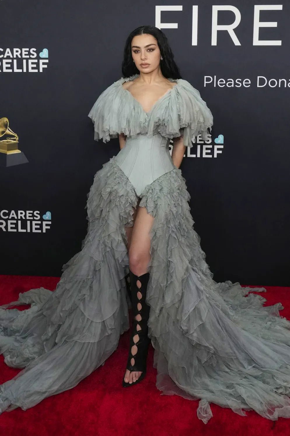 Grammy Awards 2025 – Red Carpet. Ob Charli XCXs modische «brat green»-Ära nun besiegelt ist? Ungewiss. Sicher ist nur, Charli XCX hat mit ihrer mit grauen Volants besetzten Jean-Paul Gaultier Robe mit Korsage-Element voll ins Schwarze getroffen. Denn 2025 heisst es in der Mode: Bühne frei für gedeckte Töne.
