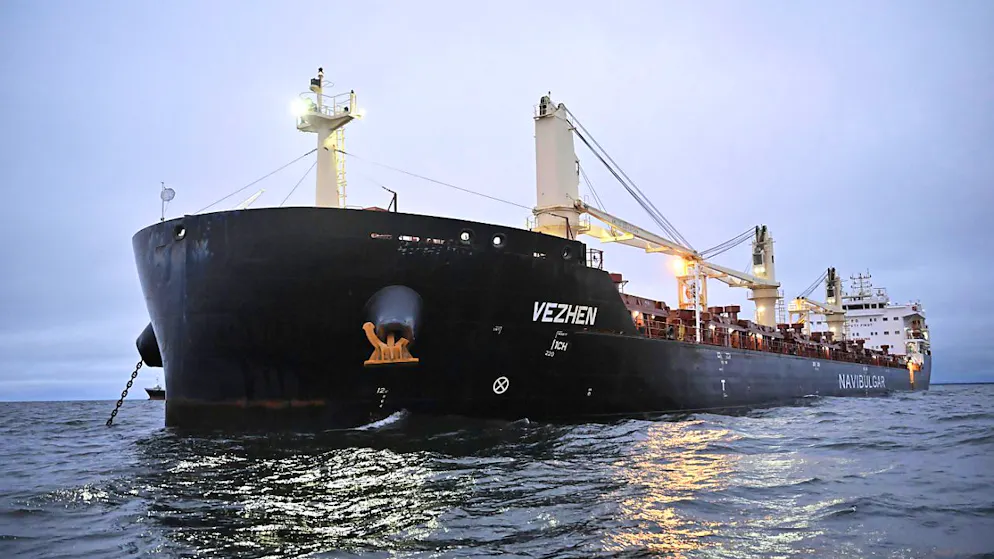 ARCHIV - Das Frachtschiff "Vezhen" liegt vor Karlskrona, Schweden, vor Anker. Jetzt haben die schwedischen Behörden das Schiff wieder freigegeben. Foto: Johan Nilsson/TT News Agency/dpa