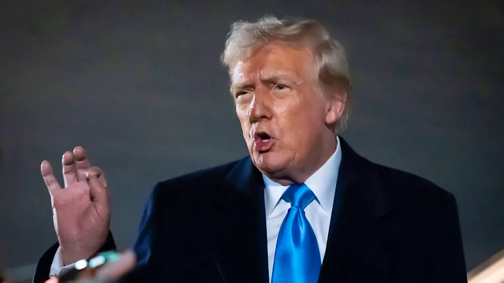 dpatopbilder - US-Präsident Donald Trump spricht zu Reportern neben der Air Force One. Foto: Ben Curtis/AP/dpa