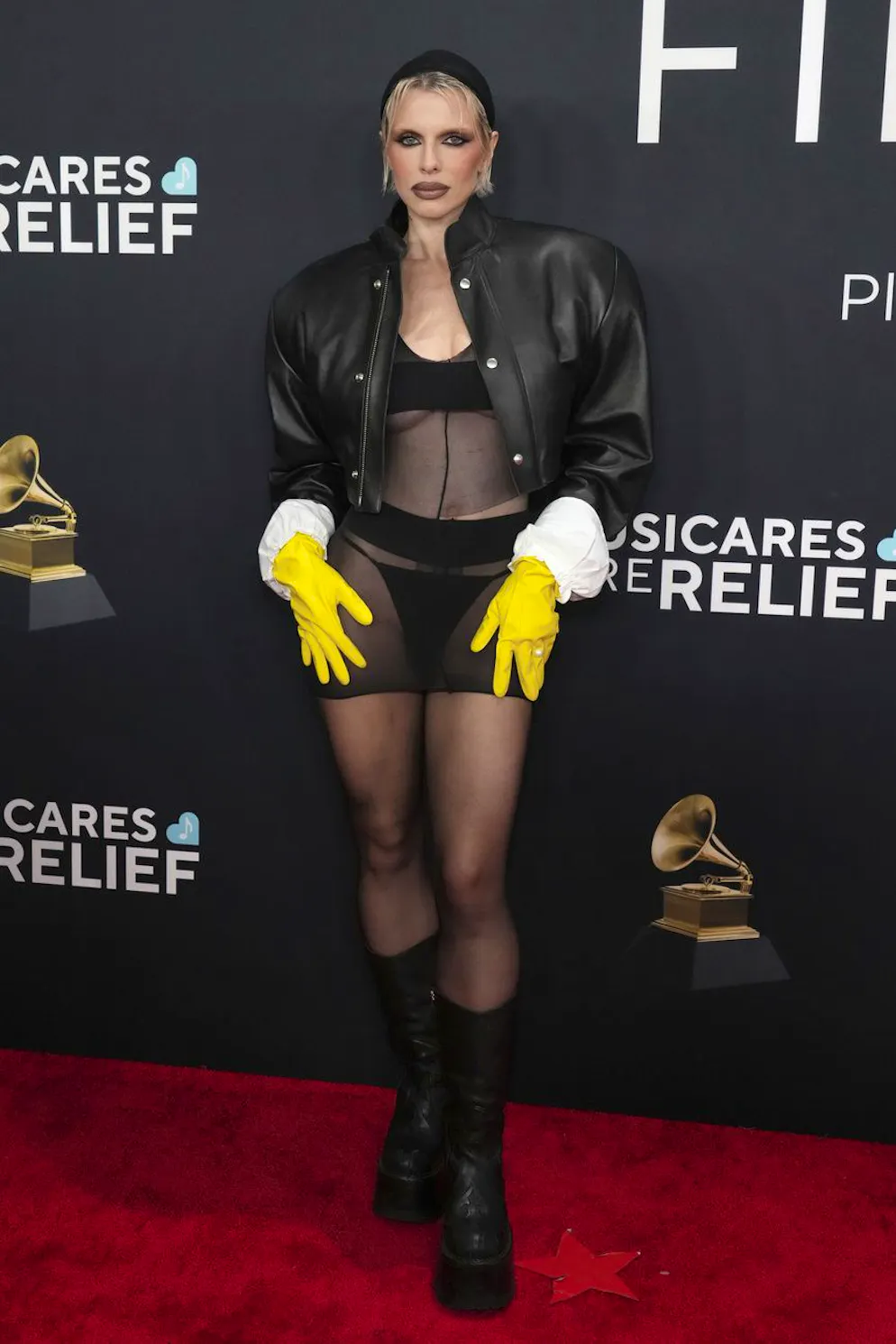 Grammy Awards 2025 - Tapis rouge. Pourquoi des gants de vaisselle jaunes? La couleur est un élément récurrent dans le langage visuel de Fox, que ce soit sur Instagram ou sur la pochette du single «Down the Drain».