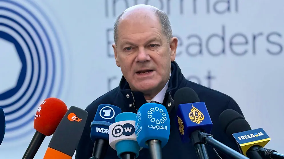 Bundeskanzler Olaf Scholz (SPD) spricht beim informellen EU-Gipfel vor Journalisten. Foto: Ansgar Haase/dpa