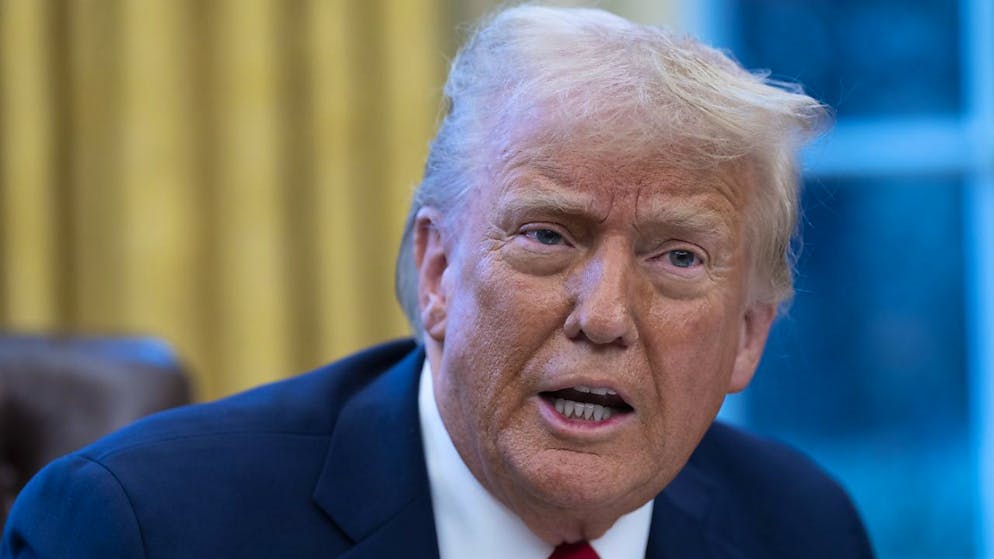 Prima minaccia e poi tratta: Donald Trump nello studio ovale.