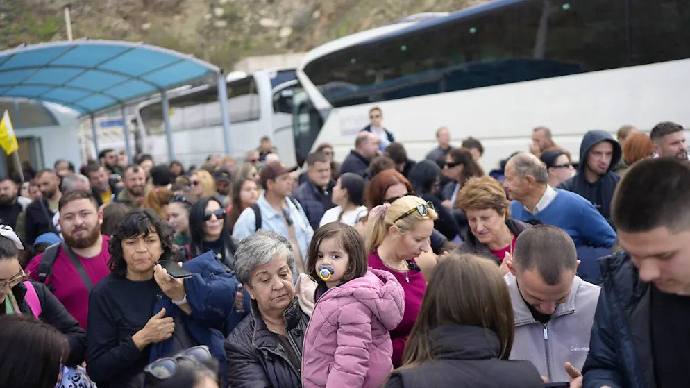 Environ un millier de personnes ont embarqué lundi après-midi à bord d'un ferry en direction d'un grand port au sud d'Athènes.