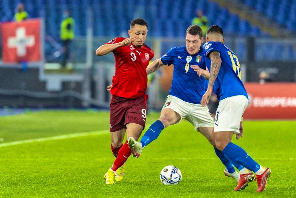 Andrea Belotti (center) moves from Como to Lisbon